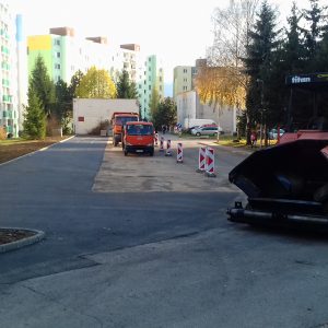 Časť nového parkoviska na Kyjevskej je už vyasfaltovaná
