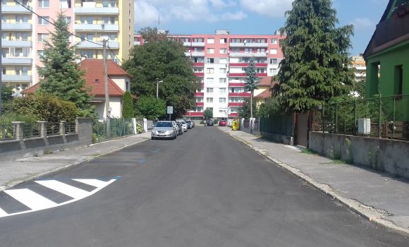 Na ulicach Dolného mesta obnovujú parkovacie miesta