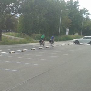Okolo parkoviska pribudli dorazy, pre bezpečnosť cyklistov