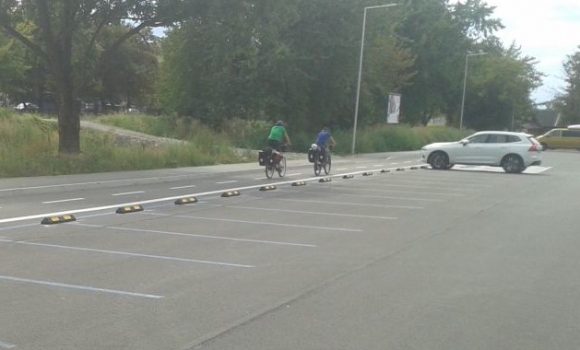 Okolo parkoviska pribudli dorazy, pre bezpečnosť cyklistov