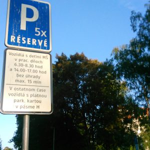 Na vyznačených parkovacích miestach pri školách neplatíte