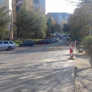 Na ulici Bazovského sa stavajú nové parkoviská aj chodník
