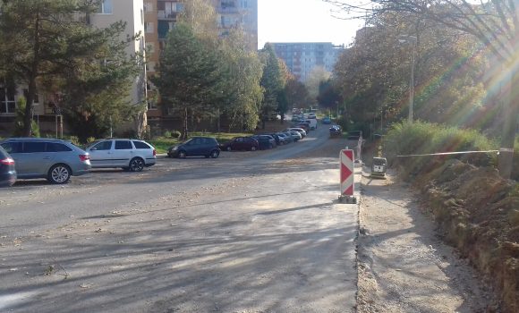 Na ulici Bazovského sa stavajú nové parkoviská aj chodník