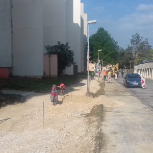 Na ulici Jána Halašu pokračuje výstavba parkovísk