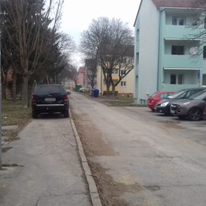 Parkovanie na chodníku na Strojárenskej je už zrušené
