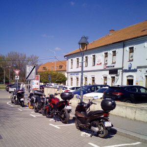 Kedy za parkovanie motorky uhradiť parkovné a kedy netreba