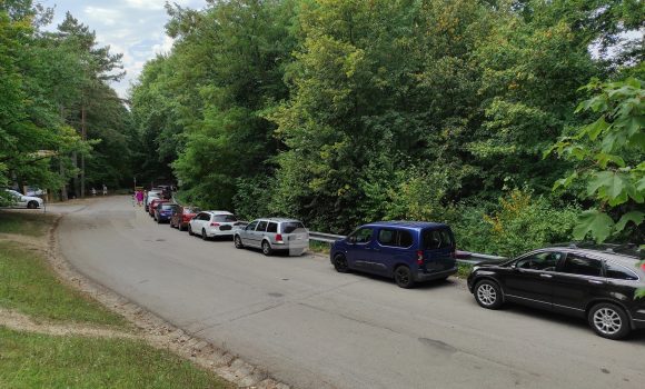 Zmena parkovania na Brezine, autá chceme presunúť z lesa na cestu