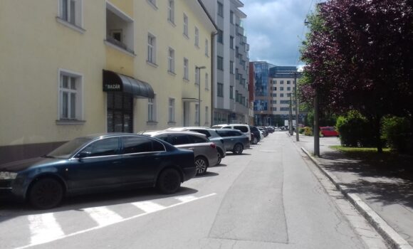 Upozornenie na dočasne zrušené parkovacie miesta