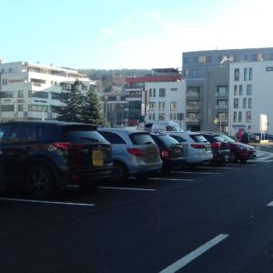 Upozornenie na obmedzenie parkovanie na ulici K dolnej stanici