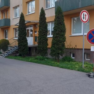 Po zime začalo v meste čistenie ciest a parkovísk Po zime začalo v meste čistenie ciest a parkovísk