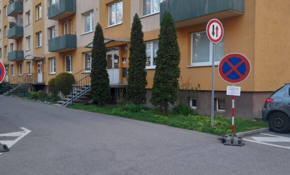 Po zime začalo v meste čistenie ciest a parkovísk